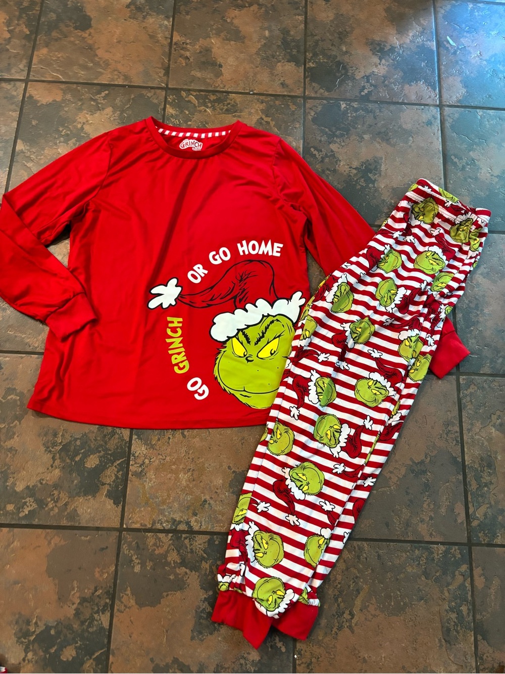 👏Dr. Seuss Red Grinch Holiday Pajama Set - Picture 1 of 4